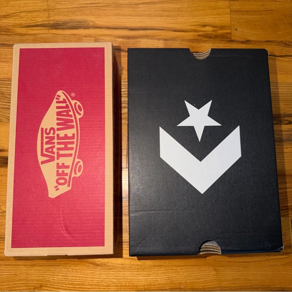 2 Pairs Kids Unisex Shoes And Socks - Picture 3 of 8